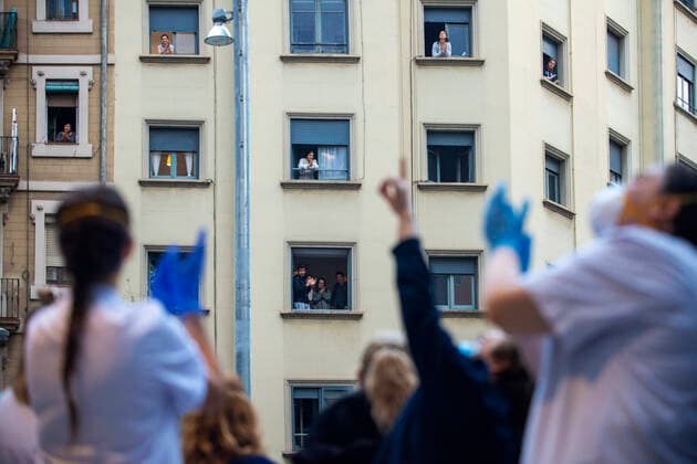 A group of doctors and health personnel from the Hospital clinic applauding those that show gratitude towards them during the coronavirus crisis.The Hospital Clinic de Barcelona is one of the main centers where Covid19 is fought in Spain. Since the state of alarm was decreed throughout the country due to the increase in coronavirus infections, thousands of people have been diagnosed and others have died due to the virus. Barcelona Catalonia Spain Copyright: xSergixReboredox xVWPicsx SRE-BARCELONA COVID-51