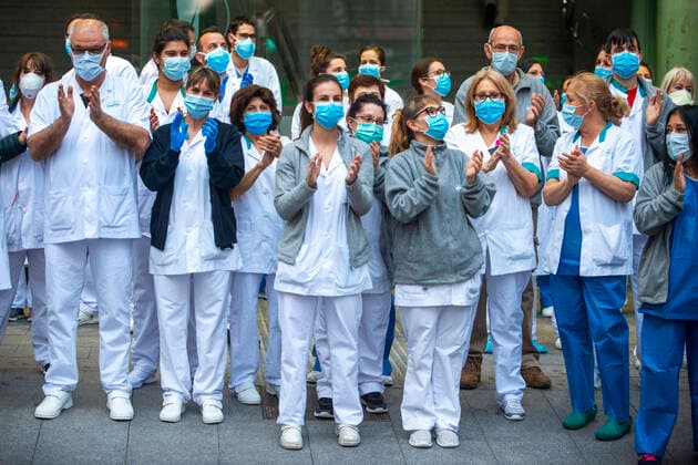 A group of doctors and health personnel from the Hospital clinic applauding those that show gratitude towards them during the coronavirus crisis.The Hospital Clinic de Barcelona is one of the main centers where Covid19 is fought in Spain. Since the state of alarm was decreed throughout the country due to the increase in coronavirus infections, thousands of people have been diagnosed and others have died due to the virus. Barcelona Catalonia Spain Copyright: xSergixReboredox xVWPicsx SRE-BARCELONA COVID-52