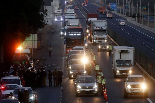 Santiago, April 9, 2020 Carabineros apply the cordon sanitaire on Route 68 at kilometer 15 in the direction of the coast, this will be in force from today at 18 00 hours until Sunday at 22 hours Andres Pina Aton Chile, Curacaci Chile Aton 411124  Copyright: ANDRESxPINA ATONxCHILE