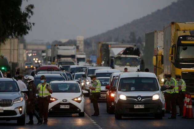 Santiago, April 9, 2020 Carabineros apply the cordon sanitaire on Route 68 at kilometer 15 in the direction of the coast, this will be in force from today at 18 00 hours until Sunday at 22 hours Andres Pina Aton Chile, Curacaci Chile Aton 411128  Copyright: ANDRESxPINA ATONxCHILE