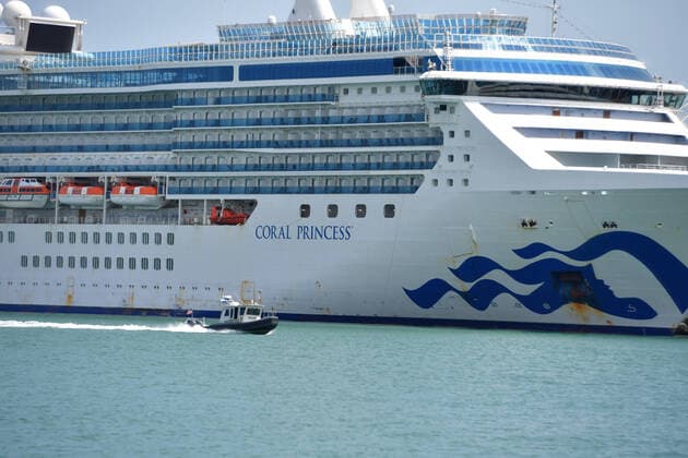News Bilder des Tages April 9, 2020, Miami Beach, Florida, United States Of America: MIAMI BEACH, FL - APRIL 09: COVID-19: Barred from Miami hotels, 13 Coral Princess passengers will stay on ship for 14 more days on April 09, 2020 in Miami Beach, Florida..People: Coral Princess Miami Beach United States Of America - ZUMAn287 20200409_zaa_n287_020 Copyright: xSMGx