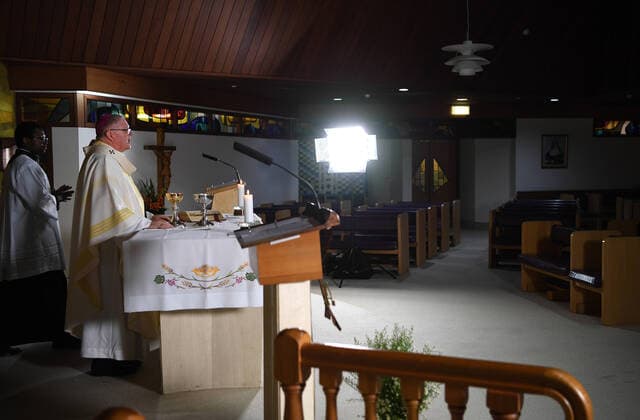 HOLY THURSDAY MASS COVID-19, Brisbane s Catholic archbishop Mark Coleridge delivers a Holy Thursday mass, which is being broadcasted online, to an empty chapel at St Vincent s Private Hospital in Brisbane, Thursday, April 9, 2020. The hospital has made preparations to take in coronavirus victims if needed. ( NO ARCHIVING, EDITORIAL USE ONLY, NO USE IN BOOKS WITHOUT CONSENT BRISBANE QLD AUSTRALIA  Copyright: xDANxPELEDx 20200409001462634276