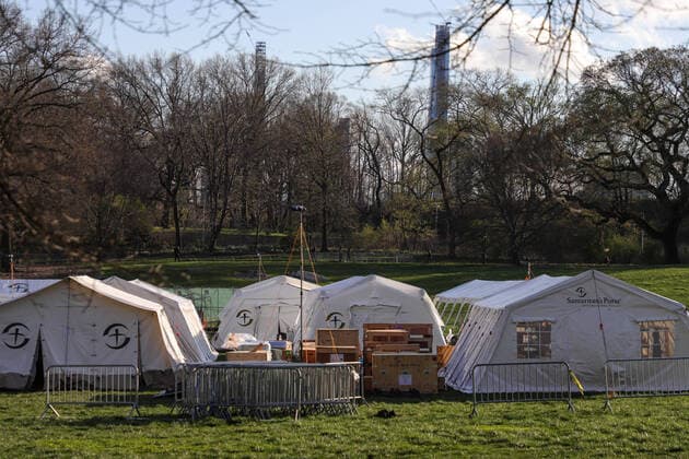 April 9, 2020, New York, New York, United States: Field hospital set up within Central Park in New York in the United States this Thursday, 09. New York City is the epicenter of the Coronavirus pandemic New York United States - ZUMAv122 20200409_zap_v122_013 Copyright: xWilliamxVolcovx