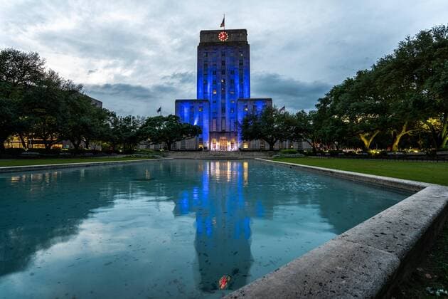 April 9, 2020, Houston, Texas, USA: Houston City Hall, is illuminated blue to salute NHS workers fighting the coronavirus pandemic. Mayor Sylvester Turner launched an ongoing campaign to light the city blue in honor of health care workers and first responders during the coronavirus pandemic on Thursday, April 9, 2020 in Houston, Texas. Houston USA - ZUMAp213 20200409_znp_p213_001 Copyright: xLynnxPenningtonx