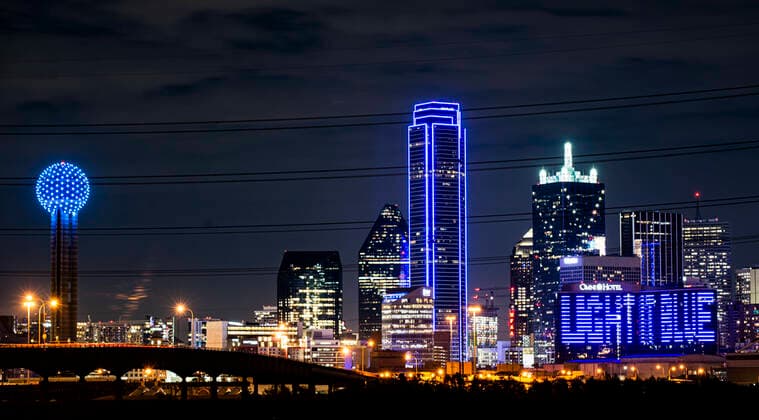 April 9, 2020, Dallas, Texas, U.S: Dallas supporting the Health Care Workers and Essential Workers, who are putting their lives on the line to keep the city going during this world crisis. Dallas U.S. - ZUMAm147 20200409_zap_m147_002 Copyright: xHossxMcBainx