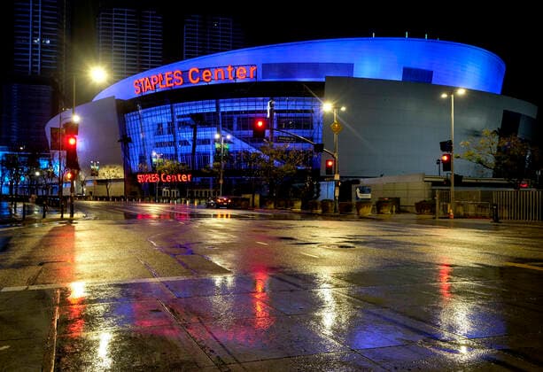April 9, 2020, Los Angeles, California, U.S: Staples Center is lit up in blue in solidarity with the hospital workers and first responders fighting COVID-19, Thursday, April 9, 2020, in Los Angeles. Over 150 sites all over the U.S. lighted up blue tonight at 8pm local time in solidarity with the hospital workers and first responders fighting COVID-19. Los Angeles U.S. - ZUMAc68_ 20200409_zaf_c68_043 Copyright: xRingoxChiux