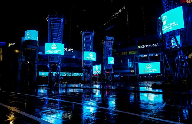 News Themen der Woche KW15 News Bilder des Tages April 9, 2020, Los Angeles, California, U.S: The LIGHTITBLUE message: Ã¢â‚¬oeTHANK YOU TO ALL THOSE FIGHTING ON THE FRONT LINES AGAINST COVID-19!Ã¢â‚¬Â. is displayed on screens at L.A. Live in solidarity with the hospital workers and first responders fighting COVID-19, Thursday, April 9, 2020, in Los Angeles. Over 150 sites all over the U.S. lighted up blue tonight at 8pm local time in solidarity with the hospital workers and first responders fighting COVID-19. Los Angeles U.S. - ZUMAc68_ 20200409_zaf_c68_045 Copyright: xRingoxChiux
