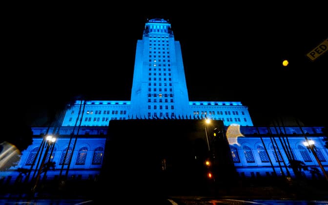 April 9, 2020, Los Angeles, California, U.S: Los Angeles city hall is lit up in blue in solidarity with the hospital workers and first responders fighting COVID-19, Thursday, April 9, 2020, in Los Angeles. Over 150 sites all over the U.S. lighted up blue tonight at 8pm local time in solidarity with the hospital workers and first responders fighting COVID-19. Los Angeles U.S. - ZUMAc68_ 20200409_zaf_c68_050 Copyright: xRingoxChiux