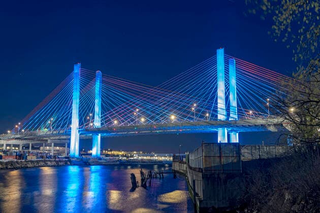 News Bilder des Tages April 9, 2020, New York, United States: Koscuiuszko Bridge is seen during the Light It Blue initiative to support frontline workers amid coronavirus pandemic in New York City. New York United States - ZUMAs197 20200409_zaa_s197_124 Copyright: xRonxAdarx