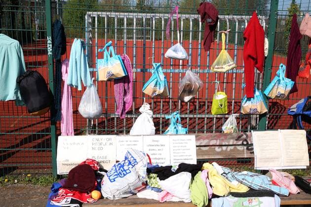 Blick am Donnerstag (09.04.2020) im Stadtzentrum von Rostock auf einen sogenannten Gabenzaun der im Rahmen der Corona Krise auf den Weg gebracht wurde. Da gegenwärtig in Mecklenburg Vorpommern zahlreiche soziale Einrichtungen geschlossen haben, wurden während der Ausbreitung des Coronavirus im Land von sozial engagierten Bürgern in der Hansestadt an verschiedenen Stellen diverse Geschenkstellen eingerichtet. An diesen haben Bedürftige die Möglichkeit, warme Kleidung oder Lebensmittel kostenlos zu erhalten.