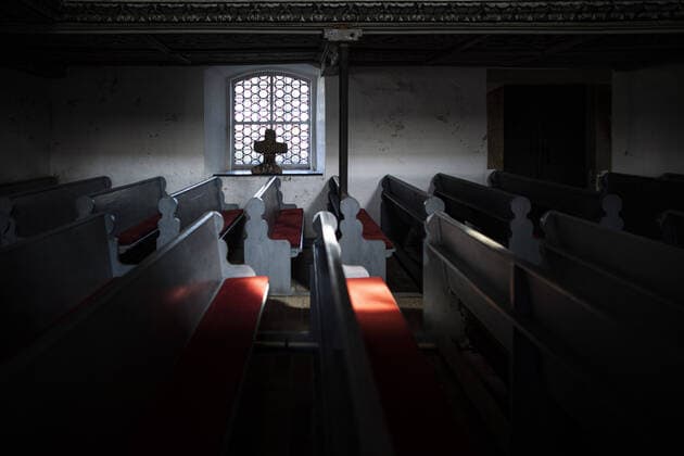 Leere Baenke einer Evangelischen Kirche werden von der Sonne angestrahlt in Nieder Seifersdorf, 07.04.2020. Aufgrund des Coronaviruses finden keine Gottesdienste zu den Osterfeiertagen in Kirchen statt. Stattdessen organisieren Gemeinden Haus- und Onlinegottesdienste. Nieder Seifersdorf Deutschland