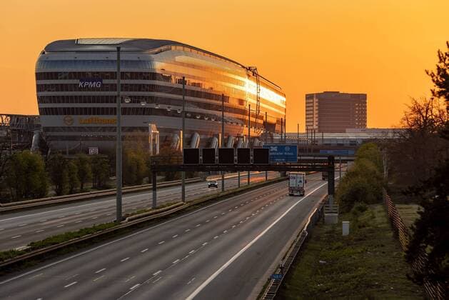 Frankfurt am Main, 10.04.2020, Leere Autobahn A3 zum Feiertag am Airport mit Blick auf den Flughafen Fernbahnhof auf Grund der Coronakrise Frankfurt am Main Hessen Deutschland