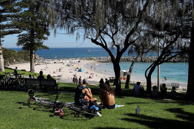 GOOD FRIDAY COVID-19, A general view of Cottesloe Beach in Perth on Friday, April 10, 2020. Beaches remain open but the Western Australian government have warned the public they could be closed if people do not adhere to social distancing rules. ( NO ARCHIVING, EDITORIAL USE ONLY, NO USE IN BOOKS WITHOUT CONSENT PERTH WA AUSTRALIA  Copyright: xRICHARDxWAINWRIGHTx 20200410001462838392