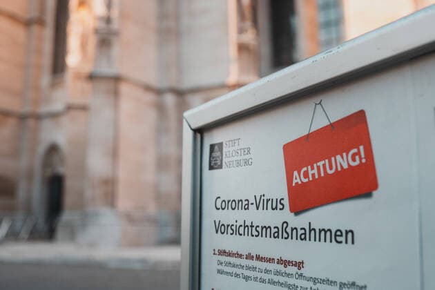 News Bilder des Tages Klosterneuburg 09.04.2020, Klosterneuburg, AUT, Coronaviruskrise, taegliches Leben mit dem Coronavirus in der Osterzeit, im Bild ein Hinweisschild bezueglich der abhaltung von Messen vor einer Internetuebertragung des Gottesdienstes am Gruendonnerstag in der Sebastianikapelle in Folge des Coronavirus-Ausbruchs in Oesterreich a notice regarding the cancellation of masses in the Sebastian chapel before an internet broadcast of the service on Holy Thursday as a result of the coronavirus outbreak in Austria, Klosterneuburg, Austria on 2020 04 09.
