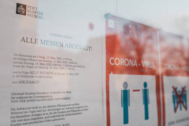 Klosterneuburg 09.04.2020, Klosterneuburg, AUT, Coronaviruskrise, taegliches Leben mit dem Coronavirus in der Osterzeit, im Bild ein Hinweisschild bezueglich der abhaltung von Messen vor einer Internetuebertragung des Gottesdienstes am Gruendonnerstag in der Sebastianikapelle in Folge des Coronavirus-Ausbruchs in Oesterreich a notice regarding the cancellation of masses in the Sebastian chapel before an internet broadcast of the service on Holy Thursday as a result of the coronavirus outbreak in Austria, Klosterneuburg, Austria on 2020 04 09.