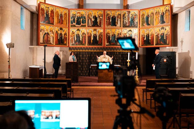 News Themen der Woche KW15 News Bilder des Tages Klosterneuburg 09.04.2020, Klosterneuburg, AUT, Coronaviruskrise, taegliches Leben mit dem Coronavirus in der Osterzeit, im Bild der Stiftspfarrer der Stiftspfarre Klosterneuburg, Reinhard Schandl, steht waehrend einer Internetuebertragung des Gottesdienstes am Gruendonnerstag in der Sebastianikapelle hinter dem Altar in Folge des Coronavirus-Ausbruchs in Oesterreich The pastor of the Klosterneuburg Abbey, Reinhard Schandl, stands behind the altar in the Sebastian chapel during an internet broadcast of the service on Holy Thursday as a result of the coronavirus outbreak in Austria, Klosterneuburg, Austria on 2020 04 09.