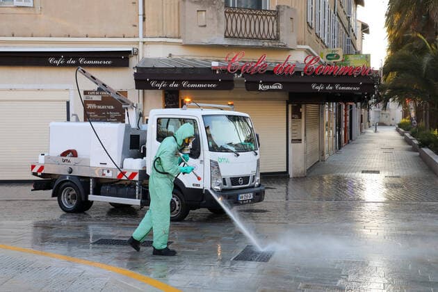 Coronavirus¨¨Desinfection des rues de Cannes par les services de la voirie. ¨¨Utilisation d un drone.¨¨Desinfection ecoles et classes de Cannes NEWS : Coronavirus - Desinfection rues de Cannes - Crise sanitaire mondiale et la pandemie du Coronavirus Covid19 - 10 04 2020 NicolasGavet Panoramic 