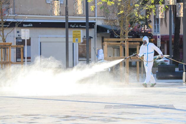 Coronavirus¨¨Desinfection des rues de Cannes par les services de la voirie. ¨¨Utilisation d un drone.¨¨Desinfection ecoles et classes de Cannes NEWS : Coronavirus - Desinfection rues de Cannes - Crise sanitaire mondiale et la pandemie du Coronavirus Covid19 - 10 04 2020 NicolasGavet Panoramic 