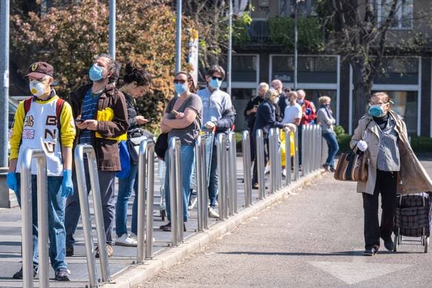Milan, Coronavirus Covid Emergency 19 - Pre Easter code in front of the esselunga of Via Andrea Solari. (Francesco Bozzo Fotogramma, Milan - 2020-04-10) p.s. la foto e utilizzabile nel rispetto del contesto in cui e stata scattata, e senza intento diffamatorio del decoro delle persone rappresentate  Copyright: xFrancescoxBozzox xFOTOGRAMMAx