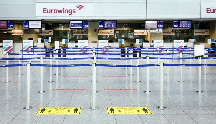 09.04.2020, Duesseldorf, Nordrhein-Westfalen, Deutschland - Flughafen Duesseldorf, menschenleerer Eurowings Check-in Schalter in Zeiten der Coronakrise. Duesseldorf Nordrhein-Westfalen Deutschland