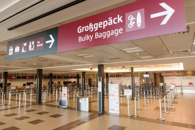 Wegen der Coronakrise ist der Flugverkehr weitgehend zum Erliegen gekommen. Leere Check-In-Schalter und Wartehalle am Flughafen Berlin-Schönefeld. snapshot-photography F.Boillot