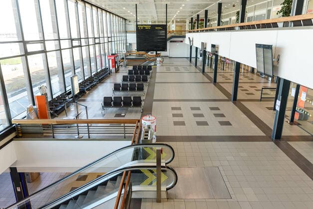 Wegen der Coronakrise ist der Flugverkehr weitgehend zum Erliegen gekommen. Leere Check-In-Schalter und Wartehalle am Flughafen Berlin-Schönefeld. snapshot-photography F.Boillot