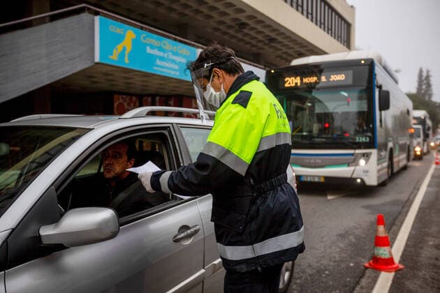 April 9, 2020, Porto, Portugal: A policeman inspects a driver at the main entrance of the city asking for documentation for not staying home during the Easter holidays amid Coronavirus outbreak in Porto..Easter period, From April 9th until April 13th the movement of people outside the municipality of residence is prohibited, and people will only be able to leave their municipality of residence if they have proof of the working entity. Within this period of time the police will inspect highways and public transports, this is done to prevent the spread of coronavirus in Portugal. Porto Portugal - ZUMAs197 20200409_zaa_s197_138 Copyright: xDiogoxBaptistax