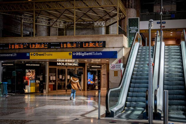 Milan - Central Station. Almost deserted station, very few passengers due to restrictions to prevent coronavirus (Marco Passaro Fotogramma, Milan - 2020-04-10) p.s. la foto e utilizzabile nel rispetto del contesto in cui e stata scattata, e senza intento diffamatorio del decoro delle persone rappresentate  Copyright: xMarcoxPassarox xFOTOGRAMMAx