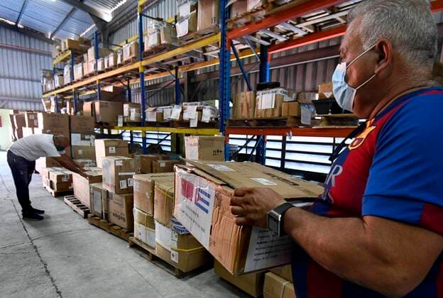 (200410) -- HAVANA, April 10, 2020 (Xinhua) -- Staff members transfer medical supplies donated by China at the Cuban Ministry of Public Health s warehouses in Havana, Cuba, April 9, 2020. Cuba started on Thursday to distribute medical supplies donated by China to help stem the spread of COVID-19 nationwide. Some 500 infrared thermometers, 2,000 sets of protective clothing, goggles and shoe covers, 2,000 N95 face masks and 10,000 surgical masks donated by the Chinese government arrived in Cuba on Sunday night. Also on Sunday, 10,000 protective suits and 100,000 face masks, donated by China s Zhengzhou Yutong Bus Co., reached the country. (Photo by Joaquin Hernandez Xinhua) CUBA-CHINA-COVID-19-CHINESE DONATION