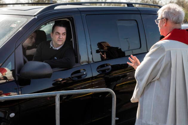 Ökumenischer Gottesdienst an Karfreitag im Autokino auf dem Messeparkplatz in Düsseldorf, eine Antwort auf die ungewohnten Umstände aufgrund der Coronavirus Pandemie ÐÊder Stadtdechant Frank Heidkamp