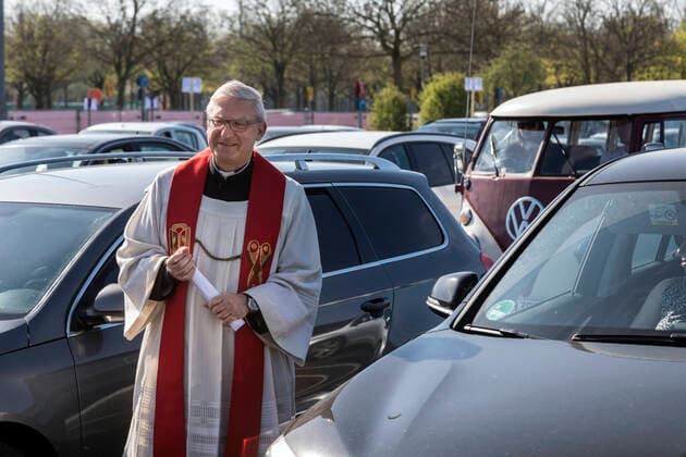 Ökumenischer Gottesdienst an Karfreitag im Autokino auf dem Messeparkplatz in Düsseldorf, eine Antwort auf die ungewohnten Umstände aufgrund der Coronavirus Pandemie ÐÊder Stadtdechant Frank Heidkamp
