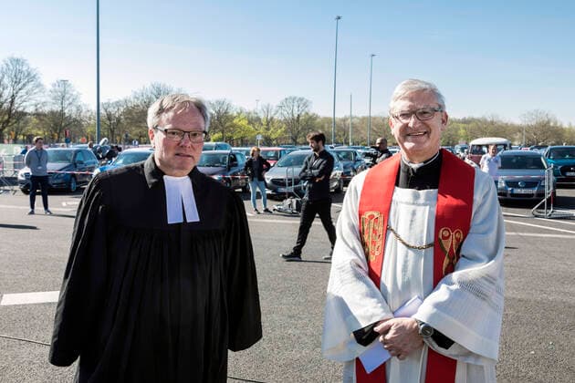 Ökumenischer Gottesdienst an Karfreitag im Autokino auf dem Messeparkplatz in Düsseldorf, eine Antwort auf die ungewohnten Umstände aufgrund der Coronavirus Pandemie ÐÊv.l.: Superintendent Heinrich Fucks, Stadtdechant Frank Heidkamp