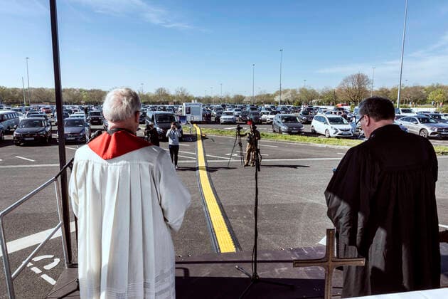 Ökumenischer Gottesdienst an Karfreitag im Autokino auf dem Messeparkplatz in Düsseldorf, eine Antwort auf die ungewohnten Umstände aufgrund der Coronavirus Pandemie ÐÊv.r.: Superintendent Heinrich Fucks, Stadtdechant Frank Heidkamp