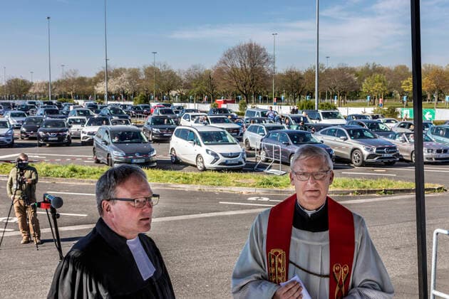 Ökumenischer Gottesdienst an Karfreitag im Autokino auf dem Messeparkplatz in Düsseldorf, eine Antwort auf die ungewohnten Umstände aufgrund der Coronavirus Pandemie ÐÊv.l.: Superintendent Heinrich Fucks, Stadtdechant Frank Heidkamp