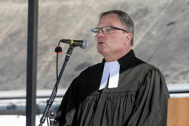 Ökumenischer Gottesdienst an Karfreitag im Autokino auf dem Messeparkplatz in Düsseldorf, eine Antwort auf die ungewohnten Umstände aufgrund der Coronavirus Pandemie ÐÊder Superintendent Heinrich Fucks