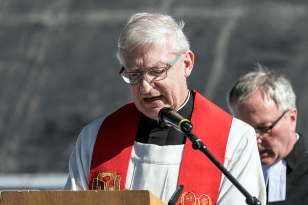 Ökumenischer Gottesdienst an Karfreitag im Autokino auf dem Messeparkplatz in Düsseldorf, eine Antwort auf die ungewohnten Umstände aufgrund der Coronavirus Pandemie ÐÊv.r.: Superintendent Heinrich Fucks, Stadtdechant Frank Heidkamp