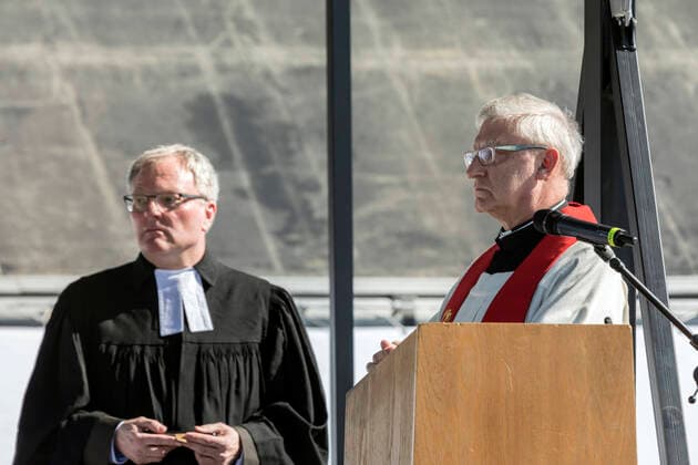 Ökumenischer Gottesdienst an Karfreitag im Autokino auf dem Messeparkplatz in Düsseldorf, eine Antwort auf die ungewohnten Umstände aufgrund der Coronavirus Pandemie ÐÊv.l.: Superintendent Heinrich Fucks, Stadtdechant Frank Heidkamp