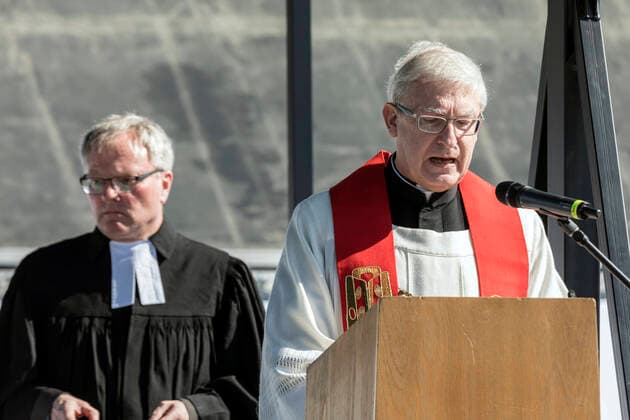 Ökumenischer Gottesdienst an Karfreitag im Autokino auf dem Messeparkplatz in Düsseldorf, eine Antwort auf die ungewohnten Umstände aufgrund der Coronavirus Pandemie ÐÊv.l.: Superintendent Heinrich Fucks, Stadtdechant Frank Heidkamp