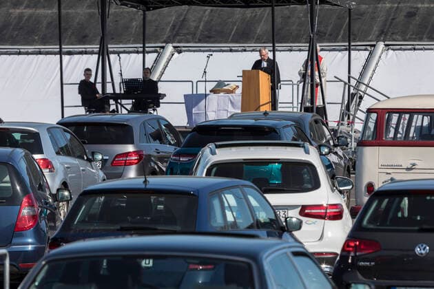 Ökumenischer Gottesdienst an Karfreitag im Autokino auf dem Messeparkplatz in Düsseldorf, eine Antwort auf die ungewohnten Umstände aufgrund der Coronavirus Pandemie