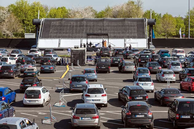 Ökumenischer Gottesdienst an Karfreitag im Autokino auf dem Messeparkplatz in Düsseldorf, eine Antwort auf die ungewohnten Umstände aufgrund der Coronavirus Pandemie