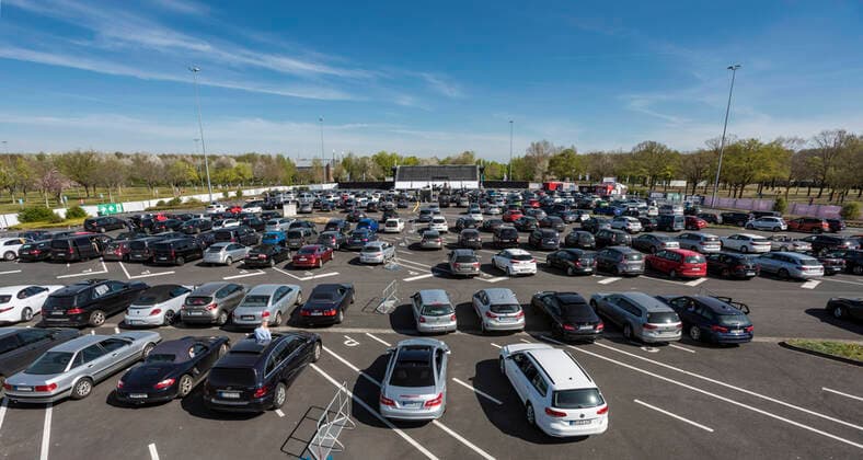 News Themen der Woche KW15 News Bilder des Tages Ökumenischer Gottesdienst an Karfreitag im Autokino auf dem Messeparkplatz in Düsseldorf, eine Antwort auf die ungewohnten Umstände aufgrund der Coronavirus Pandemie