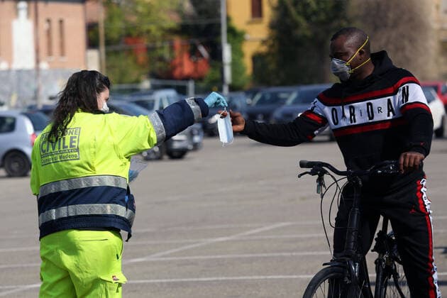 Modena. Civil Protection staff distributes surgical masks to citizens to counter the spread of Coronavirus (ROBERTO BRANCOLINI Fotogramma, Modena - 2020-04-10) p.s. la foto e utilizzabile nel rispetto del contesto in cui e stata scattata, e senza intento diffamatorio del decoro delle persone rappresentate  Copyright: xROBERTOxBRANCOLINIx xFOTOGRAMMAx