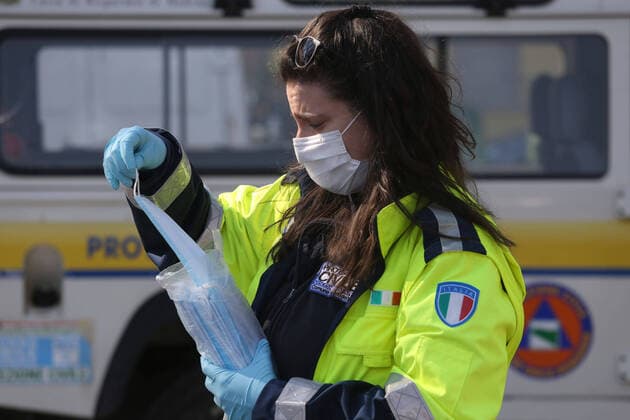 Modena. Civil Protection staff distributes surgical masks to citizens to counter the spread of Coronavirus (ROBERTO BRANCOLINI Fotogramma, Modena - 2020-04-10) p.s. la foto e utilizzabile nel rispetto del contesto in cui e stata scattata, e senza intento diffamatorio del decoro delle persone rappresentate  Copyright: xROBERTOxBRANCOLINIx xFOTOGRAMMAx