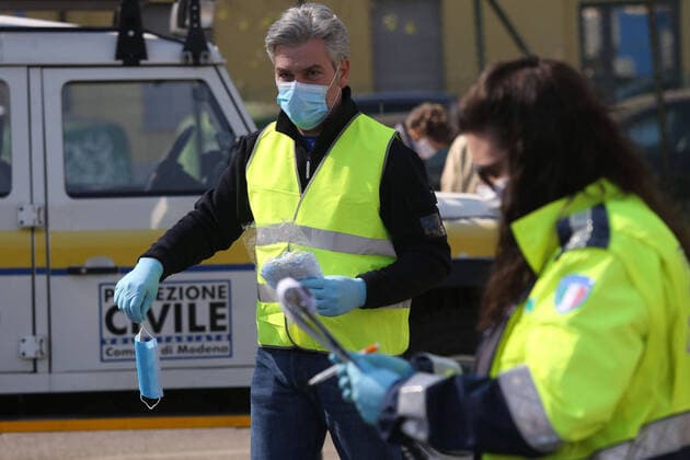 Modena. Civil Protection staff distributes surgical masks to citizens to counter the spread of Coronavirus (ROBERTO BRANCOLINI Fotogramma, Modena - 2020-04-10) p.s. la foto e utilizzabile nel rispetto del contesto in cui e stata scattata, e senza intento diffamatorio del decoro delle persone rappresentate  Copyright: xROBERTOxBRANCOLINIx xFOTOGRAMMAx