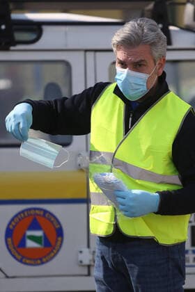 Modena. Civil Protection staff distributes surgical masks to citizens to counter the spread of Coronavirus (ROBERTO BRANCOLINI Fotogramma, Modena - 2020-04-10) p.s. la foto e utilizzabile nel rispetto del contesto in cui e stata scattata, e senza intento diffamatorio del decoro delle persone rappresentate  Copyright: xROBERTOxBRANCOLINIx xFOTOGRAMMAx