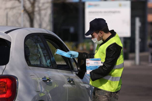 Modena. Civil Protection staff distributes surgical masks to citizens to counter the spread of Coronavirus (ROBERTO BRANCOLINI Fotogramma, Modena - 2020-04-10) p.s. la foto e utilizzabile nel rispetto del contesto in cui e stata scattata, e senza intento diffamatorio del decoro delle persone rappresentate  Copyright: xROBERTOxBRANCOLINIx xFOTOGRAMMAx