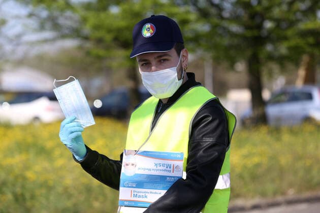 Modena. Civil Protection staff distributes surgical masks to citizens to counter the spread of Coronavirus (ROBERTO BRANCOLINI Fotogramma, Modena - 2020-04-10) p.s. la foto e utilizzabile nel rispetto del contesto in cui e stata scattata, e senza intento diffamatorio del decoro delle persone rappresentate  Copyright: xROBERTOxBRANCOLINIx xFOTOGRAMMAx