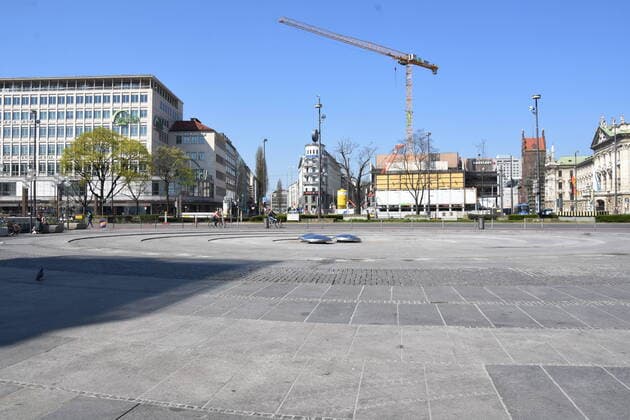 Stachus Brunnen wegen Corona Virus Entfernte Sitzsteine Muenchen 10.04.20 Muenchen