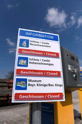 09.04.2020, Füssen im Allgäu, Negative Auswirkungen wegen der Corona-Virus-Pandemie auf den Tourismus im Allgäu, normal ein Touristen-Hotspot, die Schlösser in Bayern sind jetzt alle verwaist, hier der Parkplatz unter dem Schloss Neuschwanstein. Kein einziges Auto in dem sonst überfüllten Gelände um die Schlösser. An der Parkschranke steht das Schild: Geschlossen. Alle Schlösser sind derzeit geschlossen. Auch Hohenschwangau und das Museum der Bayrischen Könige. 09.04.2020, Auswirkungen Tourismus wegen Corona-Virus 09.04.2020, Auswirkungen Tourismus wegen Corona-Virus
