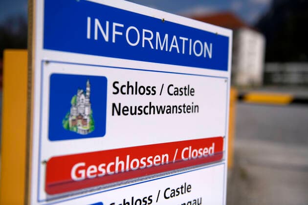 09.04.2020, Füssen im Allgäu, Negative Auswirkungen wegen der Corona-Virus-Pandemie auf den Tourismus im Allgäu, normal ein Touristen-Hotspot, die Schlösser in Bayern sind jetzt alle verwaist, hier der Parkplatz unter dem Schloss Neuschwanstein. Kein einziges Auto in dem sonst überfüllten Gelände um die Schlösser. An der Parkschranke steht das Schild: Geschlossen. Alle Schlösser sind derzeit geschlossen. 09.04.2020, Auswirkungen Tourismus wegen Corona-Virus 09.04.2020, Auswirkungen Tourismus wegen Corona-Virus